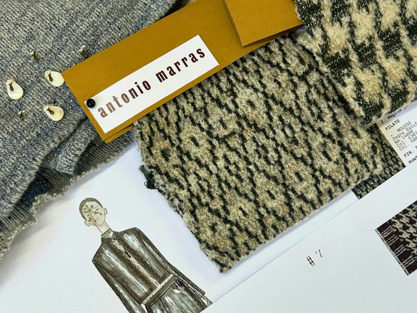 Campioni di maglia e cartellino Antonio Marras accanto a un figurino, Industry Project del Master in Creative Knitwear Design