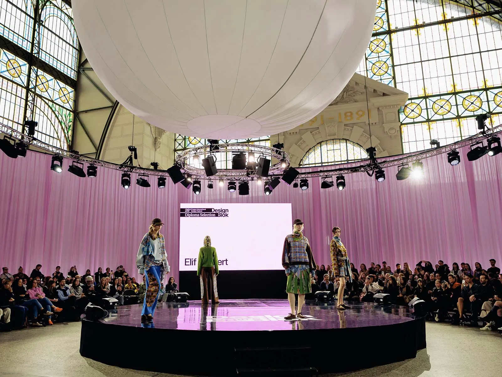 La sfilata della capsule collection “Carry-On” di Elif Peksert all’Industrial Palace di Praga, DesignBlok Diploma Selection 2026