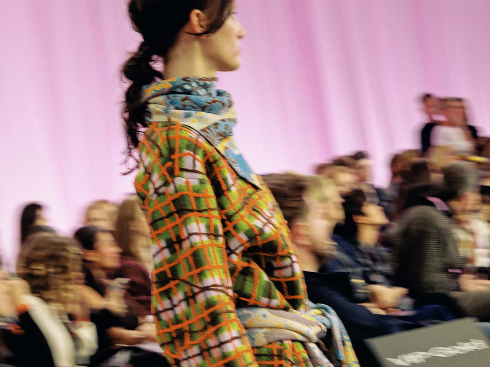 Dettaglio in passerella di un look in jacquard patchwork della collezione “Carry-On” di Elif Peksert