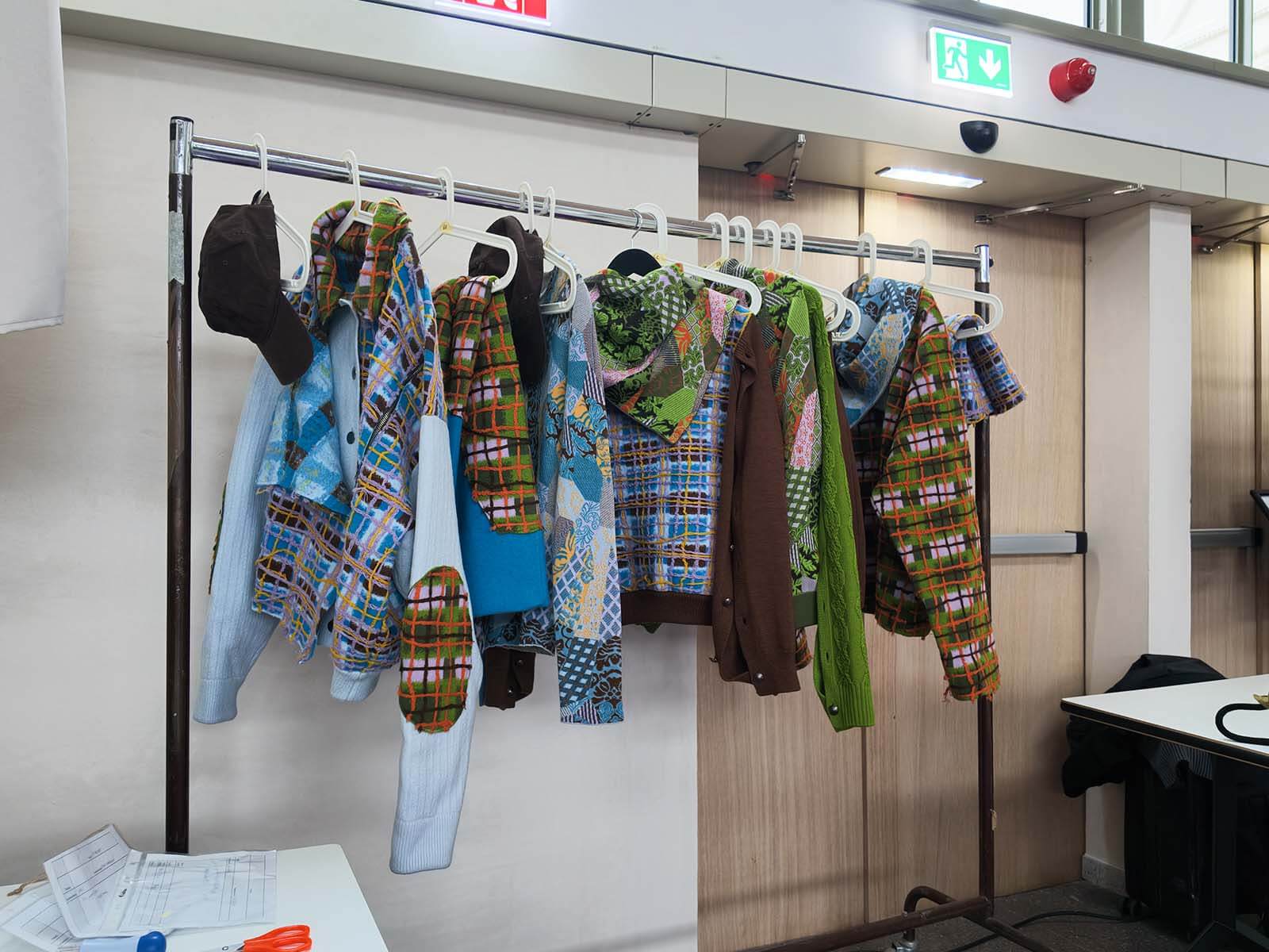 I capi in maglia della collezione “Carry-On” di Elif Peksert nel backstage di DesignBlok